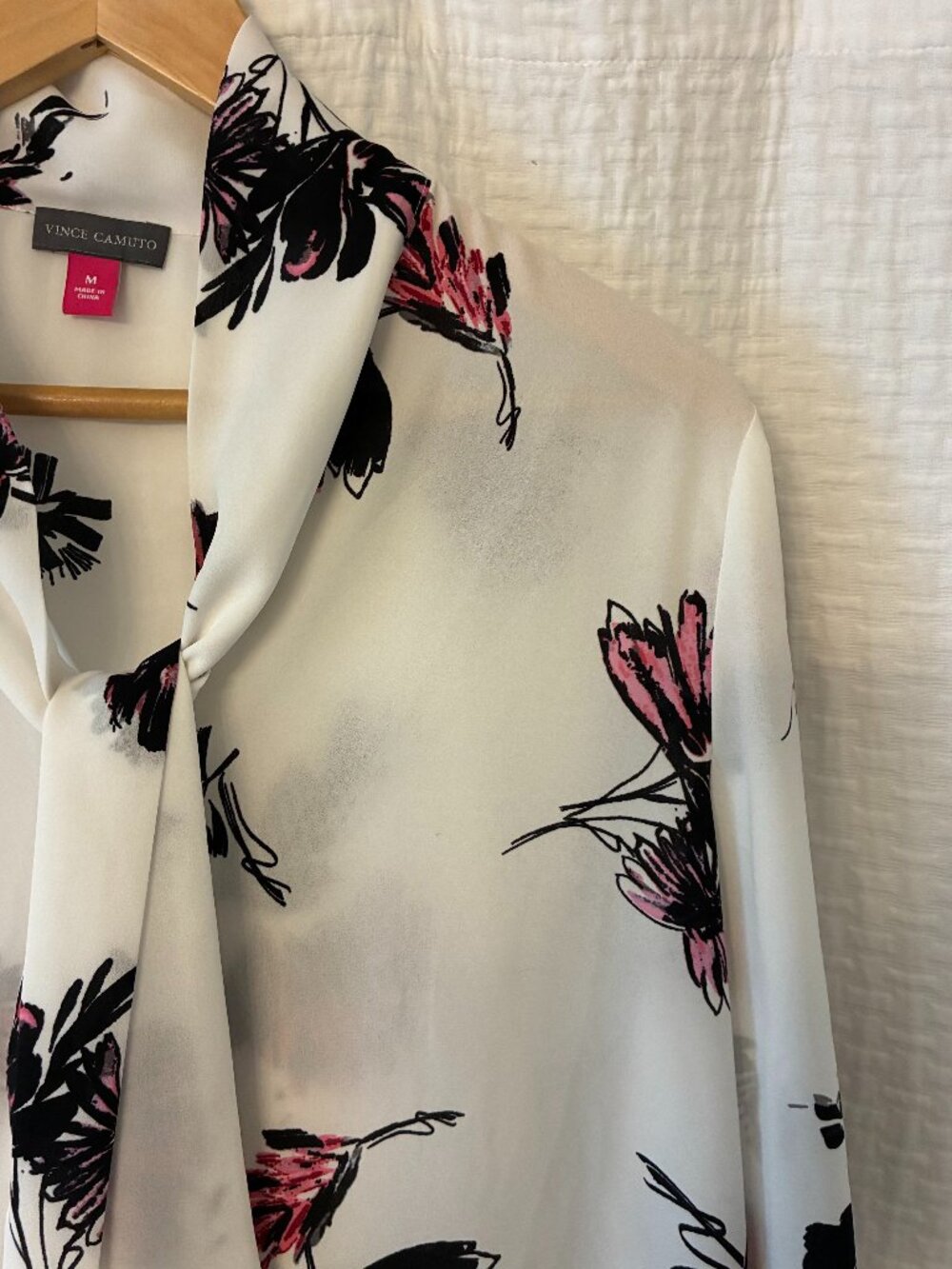 Vince Camuto SIZE M Long Sleeve Floral Blouse